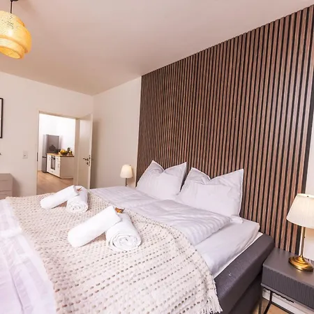 Nuit - Hbf, Zentral, Helios-klinik, Messe Düsseldorf 19 Km, Neu Krefeld