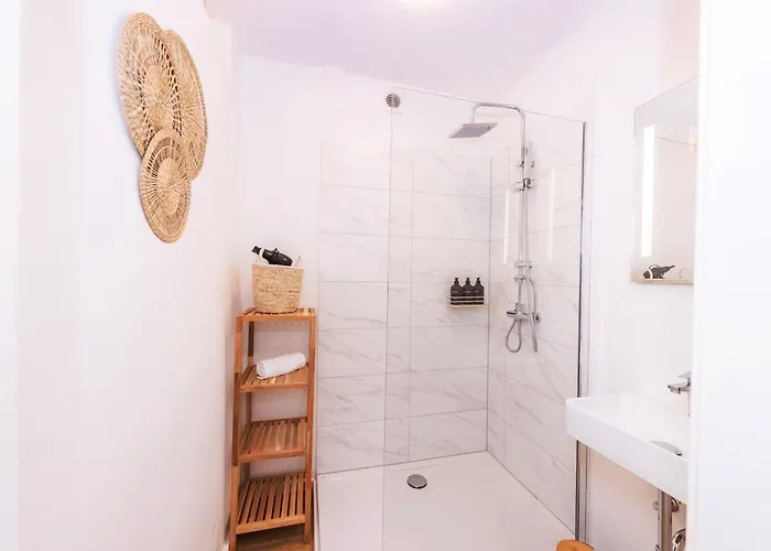 Apartment Nuit - Hbf, Zentral, Helios-klinik, Messe Düsseldorf 19 Km, Neu